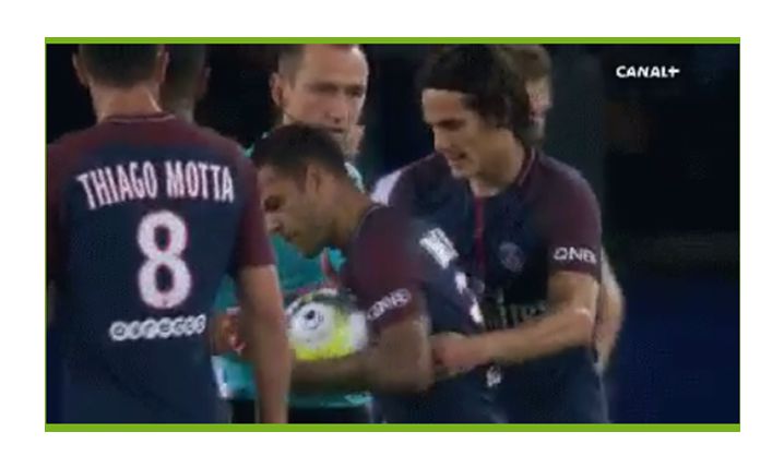 Cavani próbuje wyrwać piłkę Alvesowi, który zanosi ją Neymarowi! XD [VIDEO]