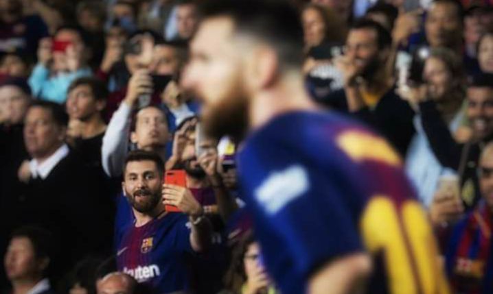 Messi na boisku, a na trybunach... jego sobowtór!