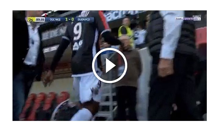 Balotelli schodzi z boiska z czerwoną kartką i... [VIDEO]