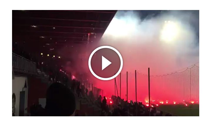 Dymy na boisku w derbach Krakowa! [VIDEO]