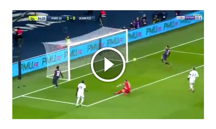 Neymar strzela, ale Di Maria w ostatniej chwili dotyka piłkę! [VIDEO]