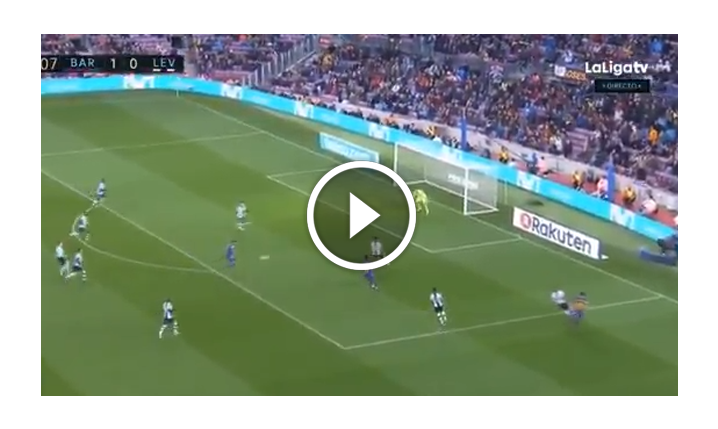 Luis Suarez ładuje gola z woleja! [VIDEO]