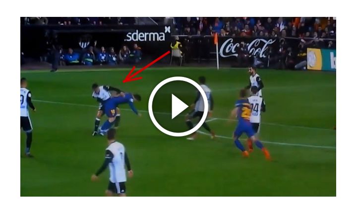 Messi w szoku! Piłkarz Valencii zdjął mu koszulkę! :D [VIDEO]
