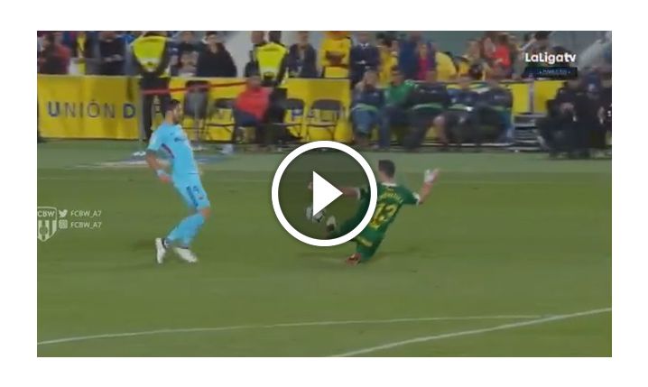 JAJA! Bramkarz Las Palmas blokuje piłkę ręką za polem karnym, a sędzia... [VIDEO]