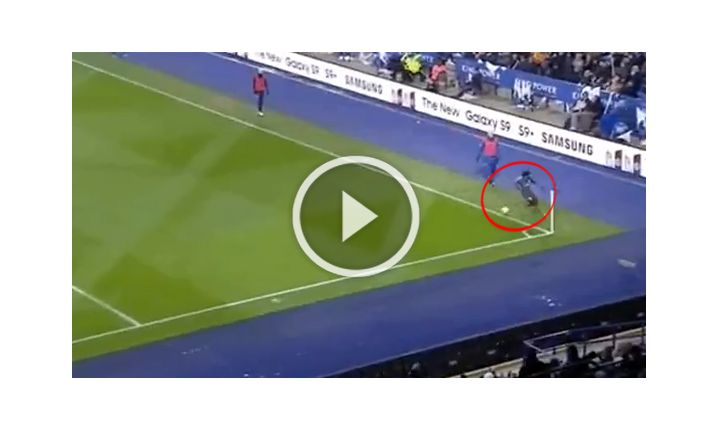 Willian klepie piłkę z... chorągiewką! :D [VIDEO]