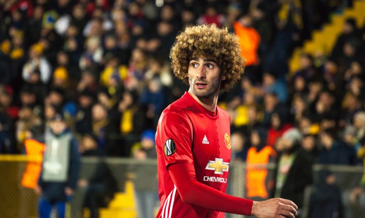 Fellaini oprócz włosów pozbył się też mózgu