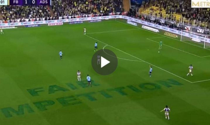 CIESZYNKA Mario Balotellego po golu w meczu z Fenerbahce xD [VIDEO]
