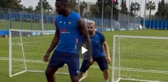 Mario Balotelli i jego ZABAWA na treningu xD [VIDEO]