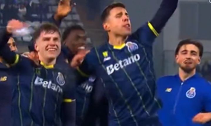 TANIEC RADOŚCI Oskara Pietuszewskiego i Jana Bednarka po wygranym meczu Porto <3 [VIDEO]