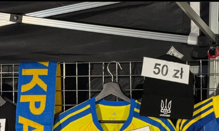HIT! Tyle KOSZTOWAŁY KOSZULKI reprezentacji Ukrainy, które można było kupić pod stadionem Legii!