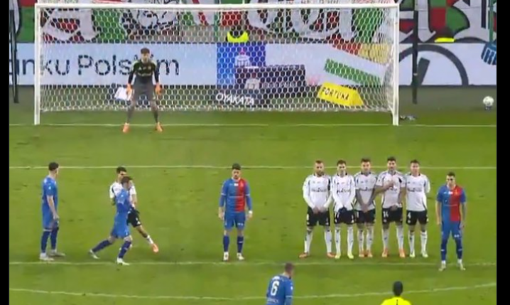 USTAWIENIE Kacpra Tobiasza przy bramce z rzutu wolnego Piasta Gliwice xD