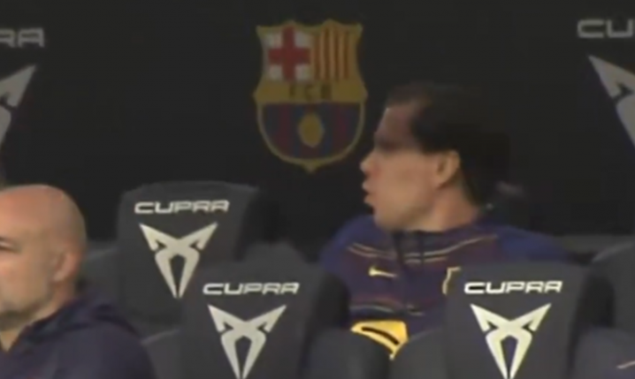 ZABAWA Wojciecha Szczęsnego na ławce podczas meczu z Villarreal xD [VIDEO]