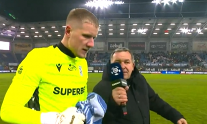 Bartosz Mrozek w przerwie meczu z Piastem na ''POMYSŁ ROZEGRANIA OD TYŁU'' xD [VIDEO]