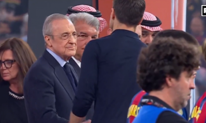 Florentino Perez i Xabi Alonso na ceremonii medalowej 2 dni temu xD [VIDEO]