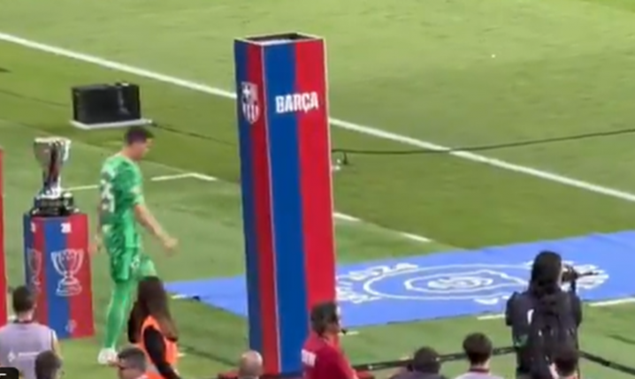 REAKCJA kibiców Barcy na wejście na boisko Szczęsnego <3 [VIDEO]