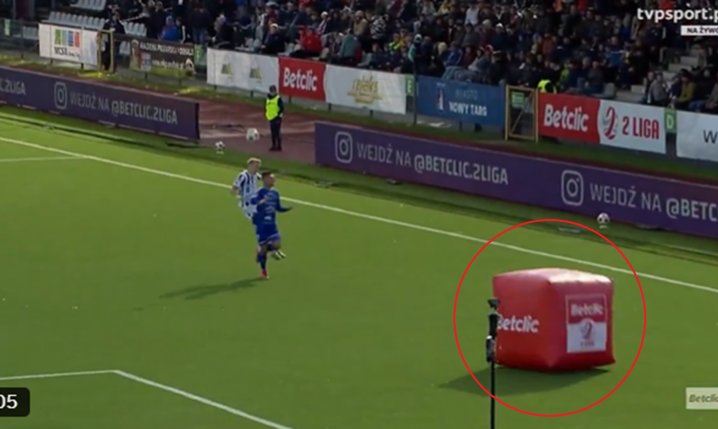 HIT! Trwa mecz w 2. Lidze, a na murawie nagle... xD [VIDEO]