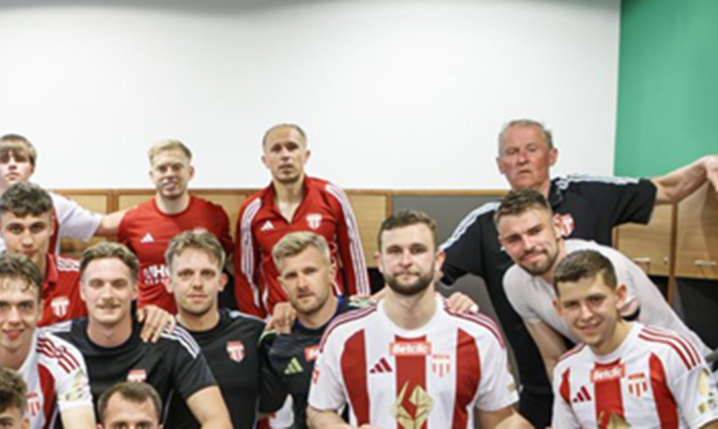 Piłkarze Pogoni Grodzisk Mazowiecki PAMIĘTAJĄ o Rafale Adamskim i zrobili sobie TAKIE ZDJĘCIE! <3