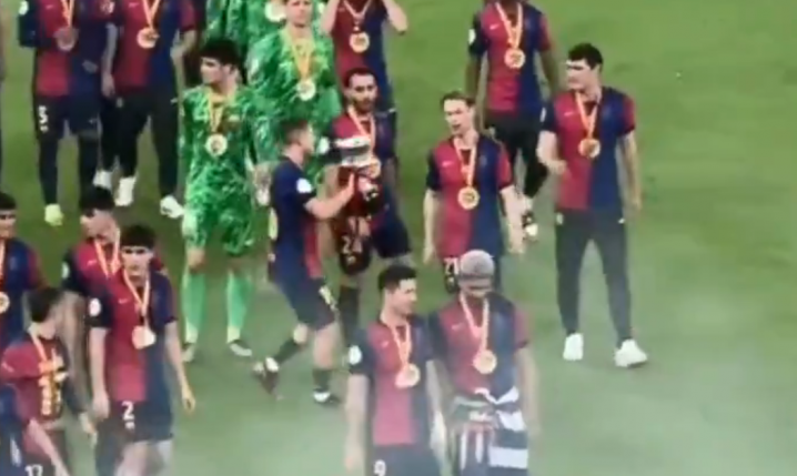 Frenkie de Jong ''CIESZĄCY'' się z trofeum... [VIDEO]