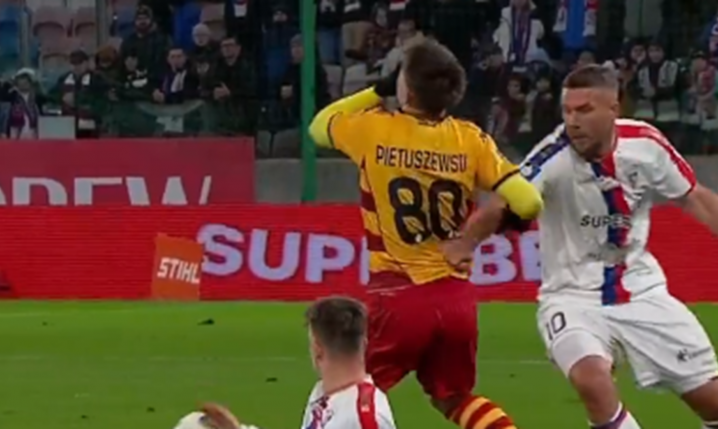 Lukas Podolski WJEŻDŻA w 17-letniego Oskara Pietuszewskiego i... BEZ KARTKI O.o [VIDEO]