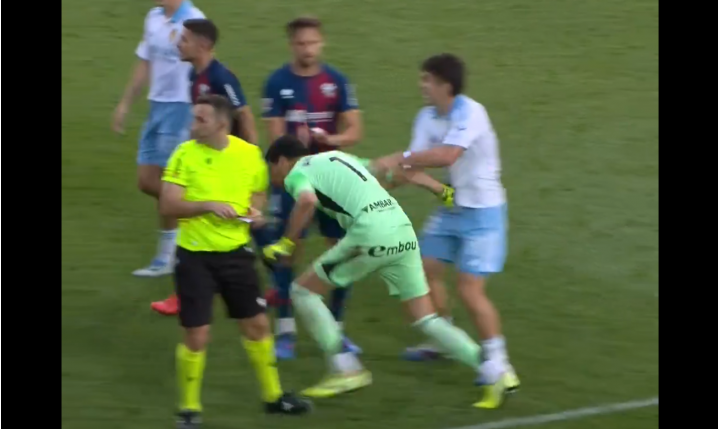 SCENY W HISZPANII! Bramkarz wściekł się na rywala i... [VIDEO]