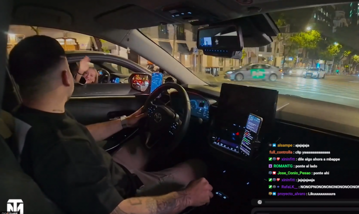 Streamer jedzie sobie autem i nagle... spotyka Mbappe z dziewczyną! [VIDEO]