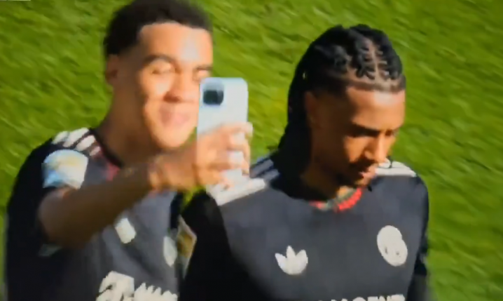 Musiala chce sobie zrobić zdjęcie z Olise, a ten... xD [VIDEO]