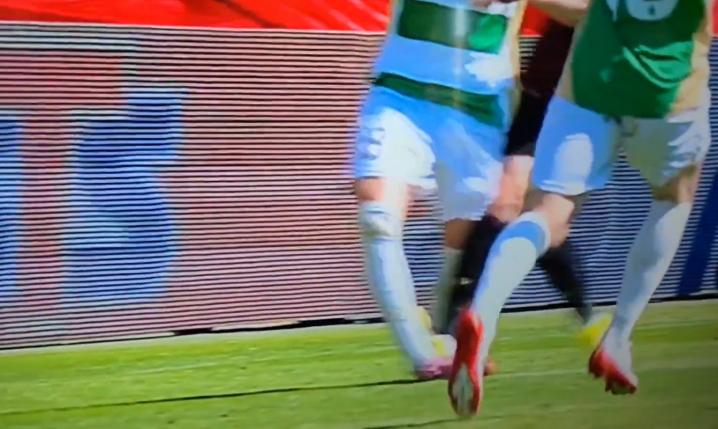 OSTRE WEJŚCIE piłkarza Widzewa w 4 minucie i... tylko żółta kartka [VIDEO]