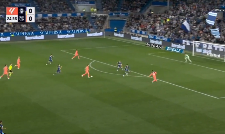 Lewandowski ma 2 kolegów do podania i... xD [VIDEO]