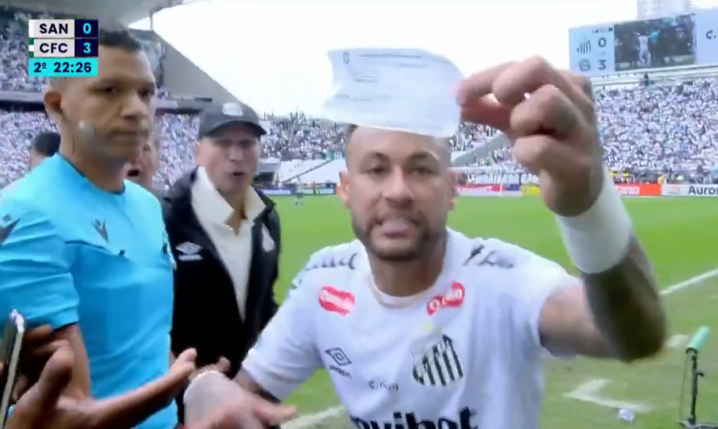 Neymar WŚCIEKŁY na sędziego, który pomyłkowo wpisał go do zmiany XD [VIDEO]