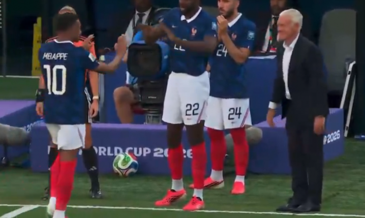 GEST Deschamps do schodzącego Mbappe... xD [VIDEO]