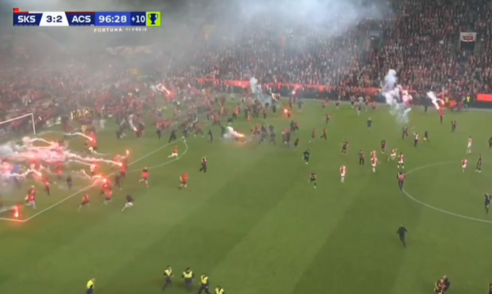 SZ0K! Kibice Slavii wbiegają na boisko 3 min przed końcem meczu i... [VIDEO]