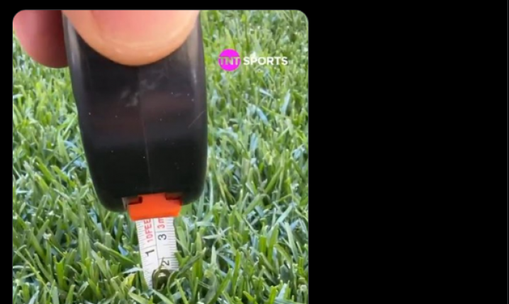 Media sprawdziły wysokość murawy przed dzisiejszym meczem Atletico - Barcelona :D