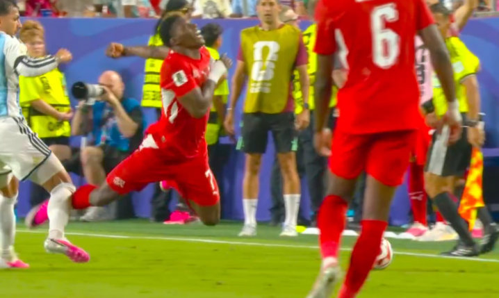 Embolo wylatuje z boiska ZA SYMULKĘ na środku boiska! [VIDEO]