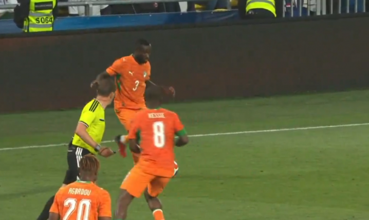 Franck Kessié wjechał bez piłki w sędziego, bo... myślał, że to rywal XD [VIDEO]