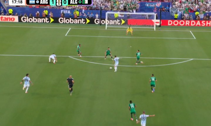 Messi strzela gola z dystansu na 1-0 z Algierią!!! [VIDEO]