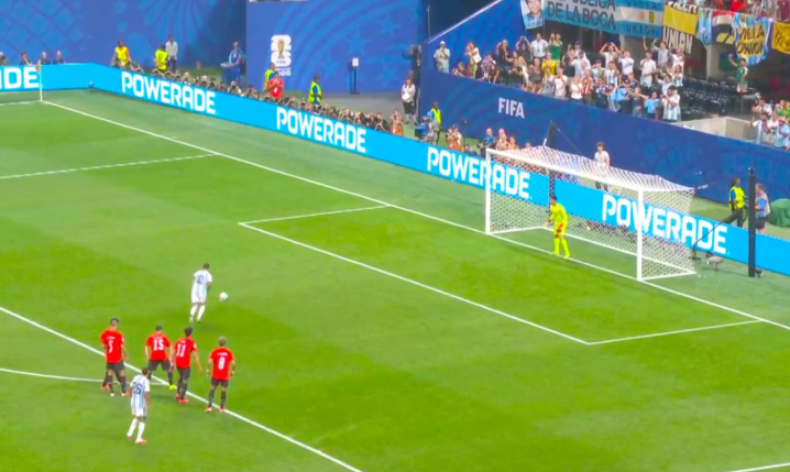 Leo Messi marnuje rzut karny! [VIDEO]