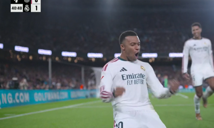 Kuriozalny gol Kyliana Mbappe z Barceloną! 0-1 [VIDEO]