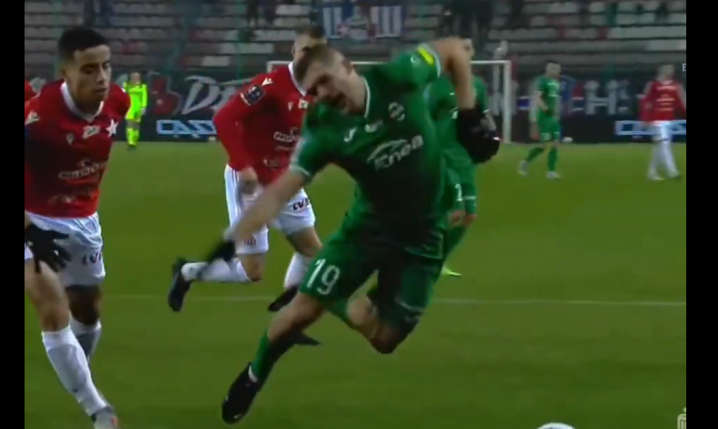 TAKIEGO karnego gwizdnął Sylwestrzak przeciwko Wiśle Kraków 4 lata temu XD [VIDEO]