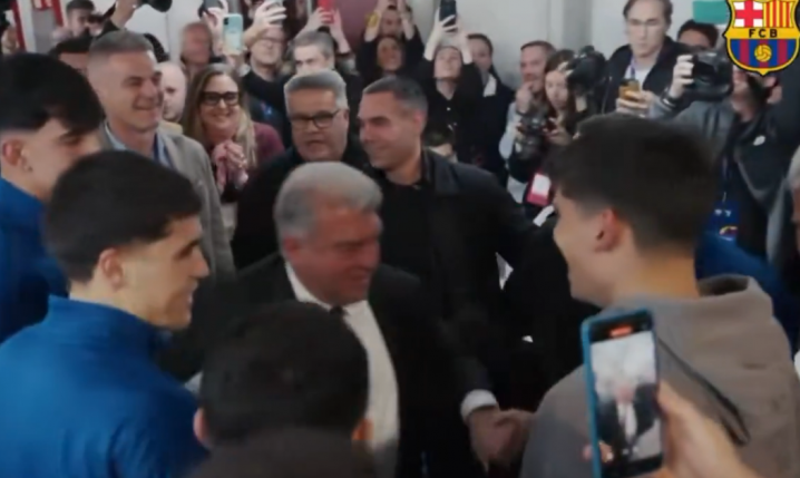 Laporta skacze i śpiewa z piłkarzami Barcelony przy oddawaniu głosu XD [VIDEO]
