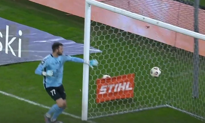 ABSURDALNY samobój bramkarza Pogoni Szczecin! [VIDEO]