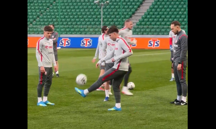 Pokaz techniki Oskara Pietuszewskiego na treningu reprezentacji! [VIDEO]