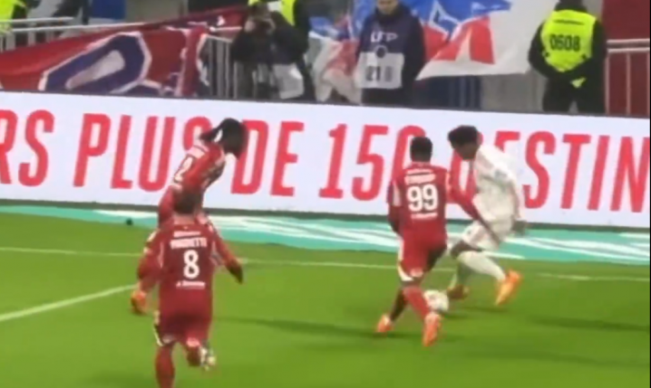 ZABAWA Endricka z trzema rywalami... WOW!  [VIDEO]