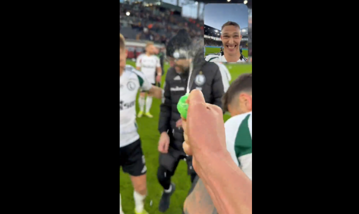 Rafał Adamski oblewa wodą Marka Papszuna i zawodników Legii po meczu xD [VIDEO]