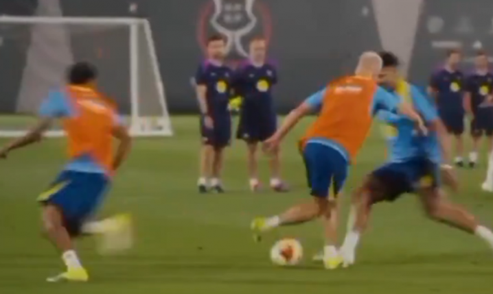 W taki sposób Olmo okiwał Araujo na treningu... xD [VIDEO]