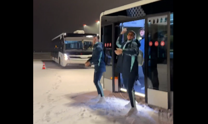 REAKCJA piłkarzy Athletiku Bilbao na śnieg po wylądowaniu w Pradze... :D [VIDEO]