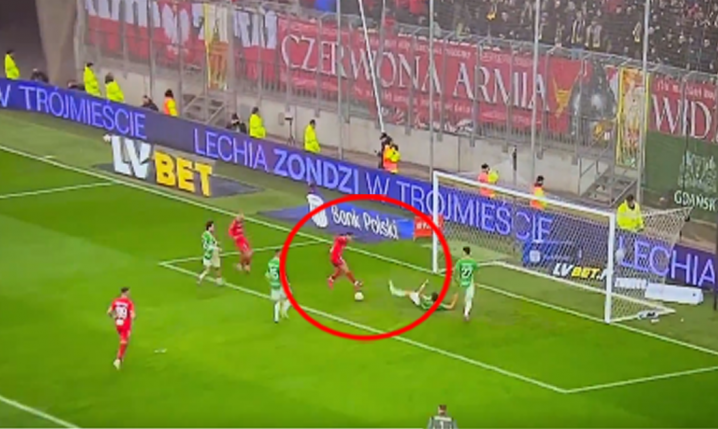 Piłkarz Widzewa nie trafia z 3 metrów do pustej bramki... XD [VlDEO]