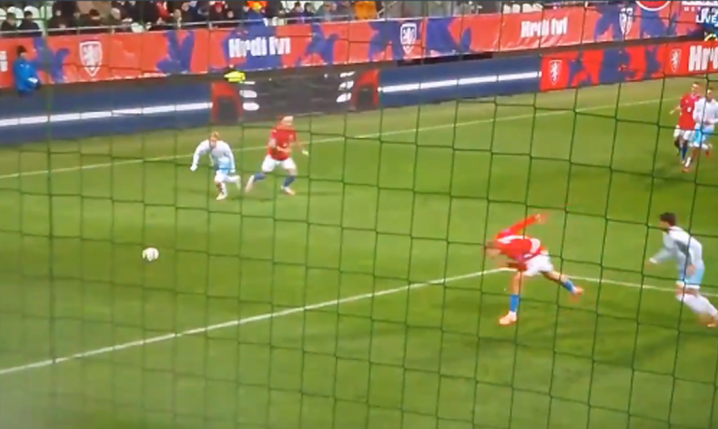 HIT! Piłkarz Czech sam się przewrócił, a sędzia Raczkowski podyktował karnego... xD [VIDEO]