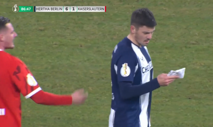 Dawid Kownacki wyrwał rywalowi kartkę z instrukcjami od trenera... xD [VIDEO]