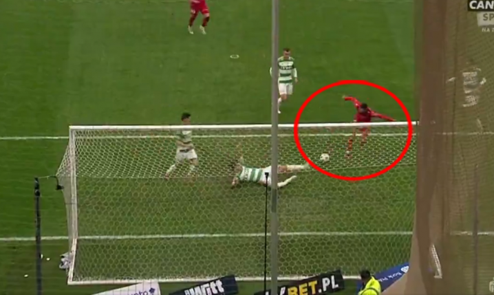 Piłkarz Widzewa nie trafia z 3 metrów do pustej bramki... XD [VlDEO]