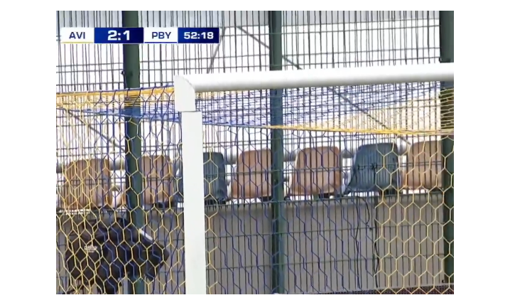 ABSURDALNA sytuacja w Pucharze Polski! Podczas meczu sklejali słupek taśmą... xD [VIDEO]